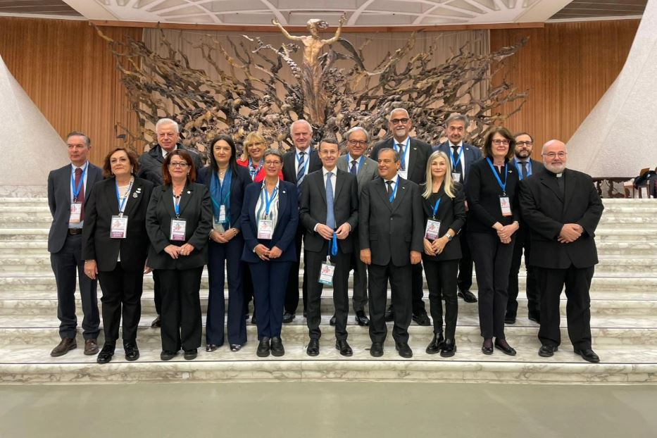 I protagonisti del convegno internazionale al termine dell'udienza del Papa in Aula Paolo VI. L'ultimo a destra è don Massimo Angelelli, direttore dell'Ufficio Cei, organizzatore dell'evento