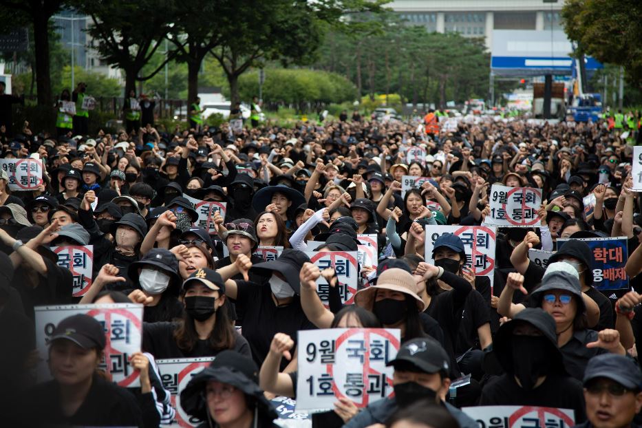 Una manifestazione di protesta degli insegnanti a Seul