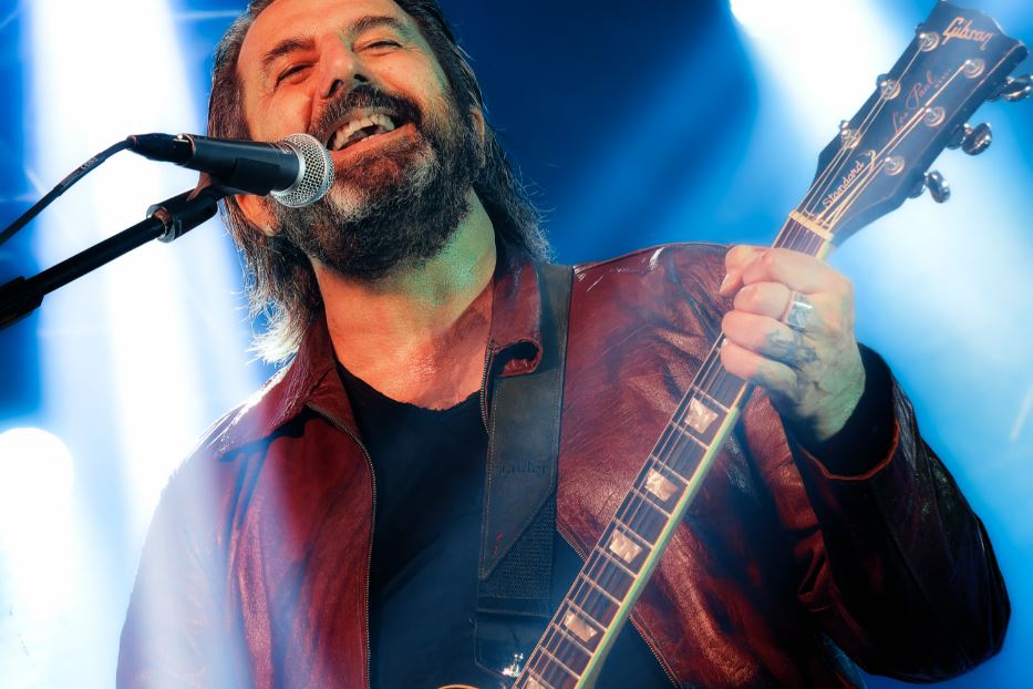 Il rocker Omar Pedrini protagonista a "Voci per la libertà - Una canzone per Amnesty"