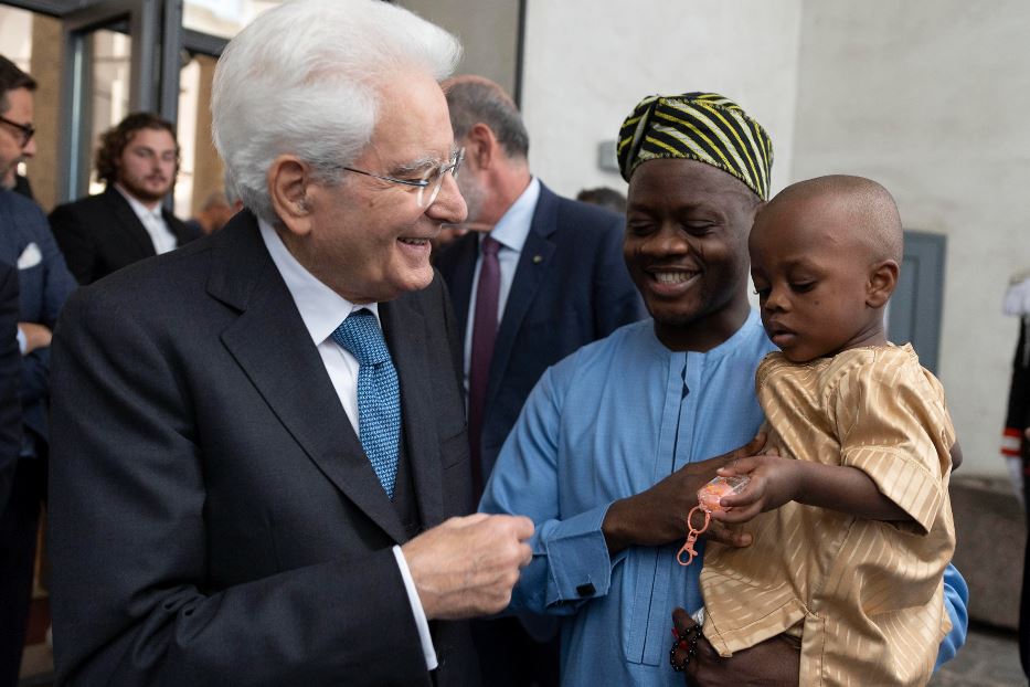 Il capo dello Stato Mattarella a Milano con alcuni migranti