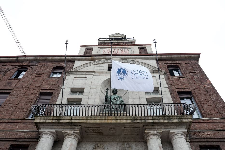 La bandiera a mezz'asta sulla facciata dell'Università Cattolica