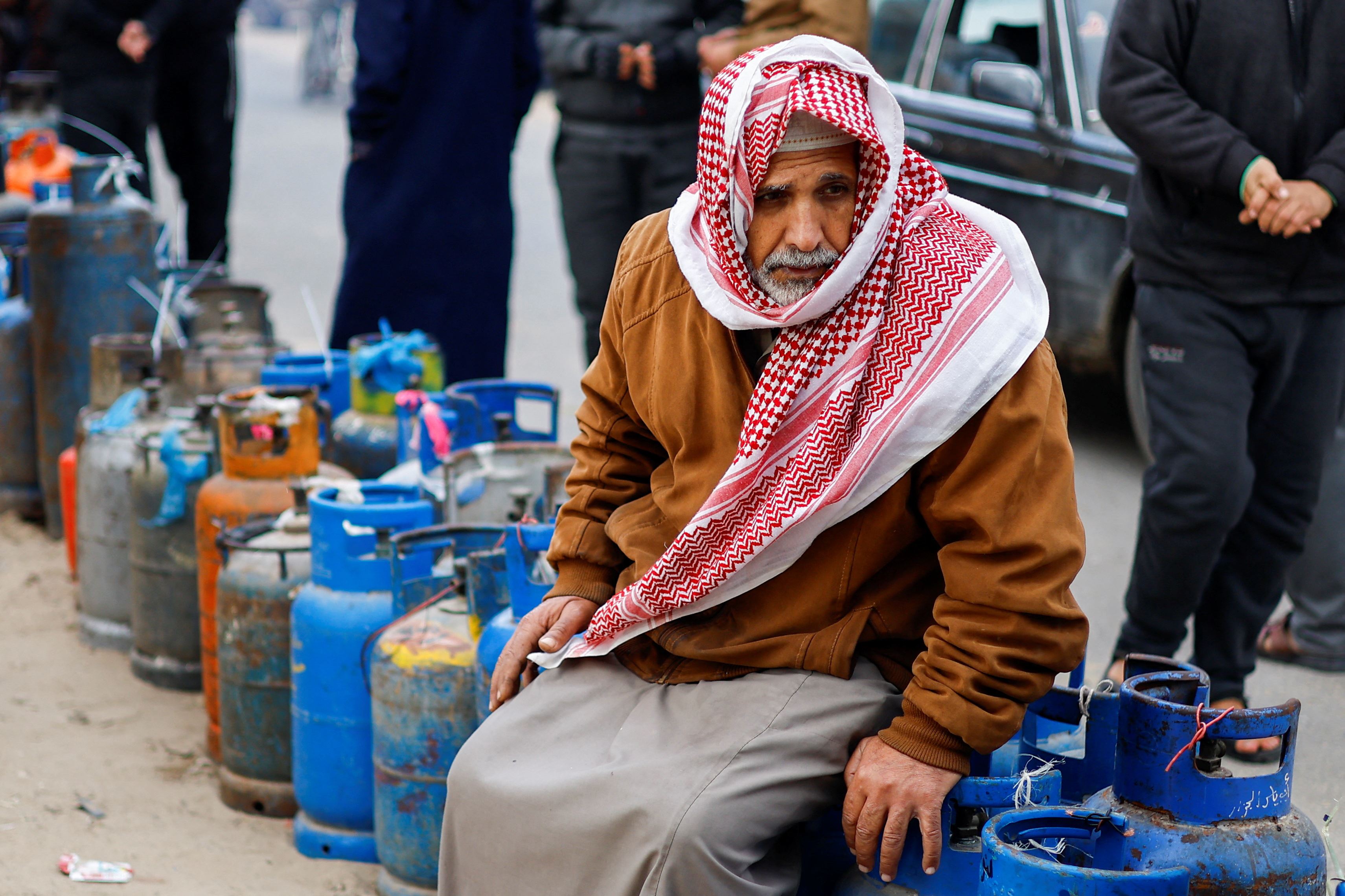 Palestinese in attesa per riuscire a riempire le bombole del gas