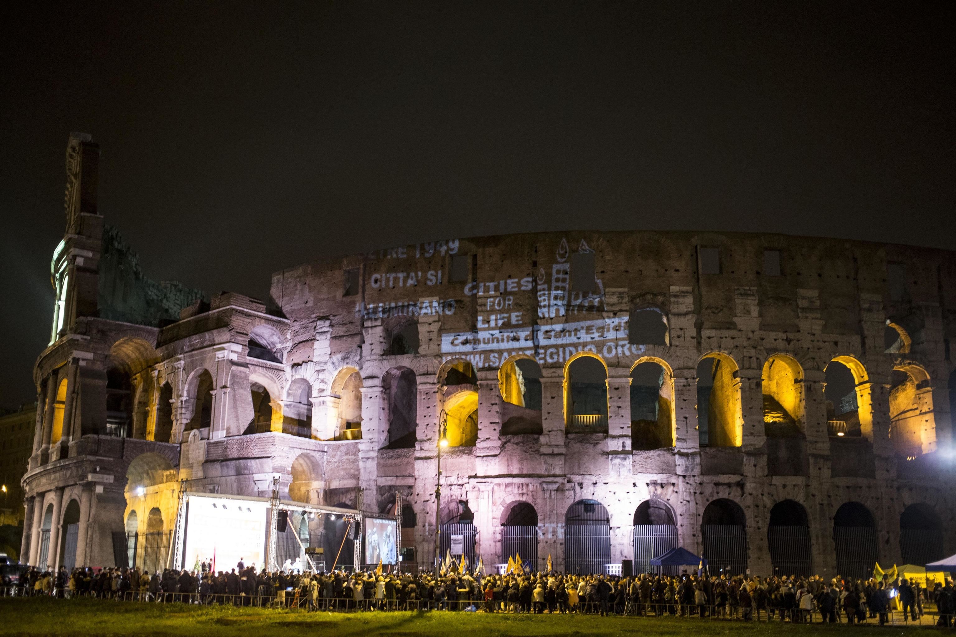 Il Colosseo illuminato contro la pena di morte