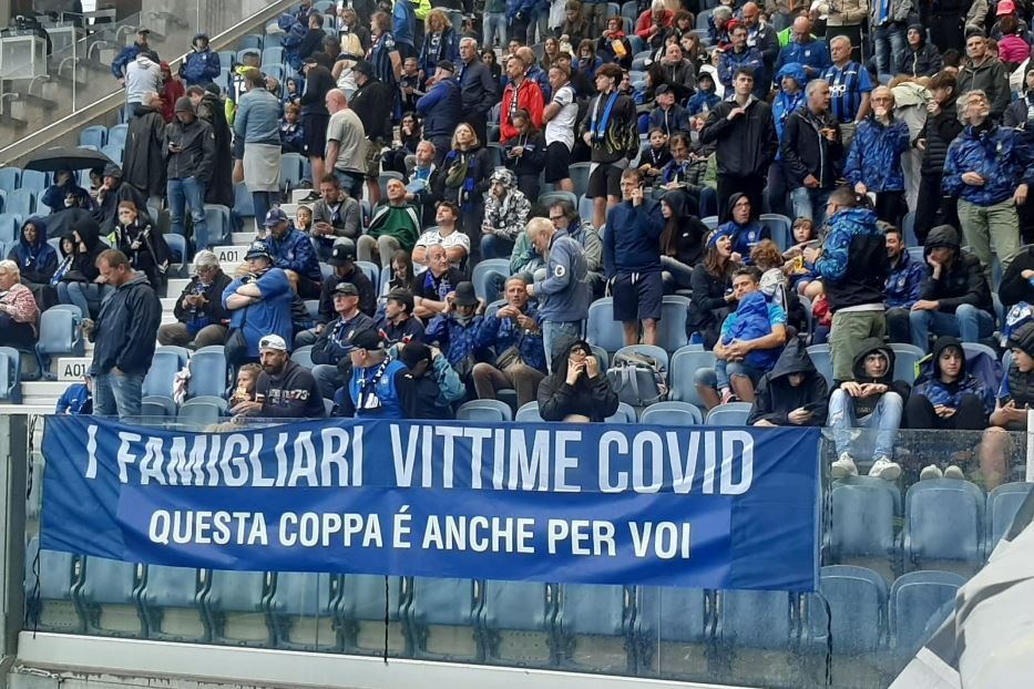 Lo striscione esposto allo stadio di Bergamo