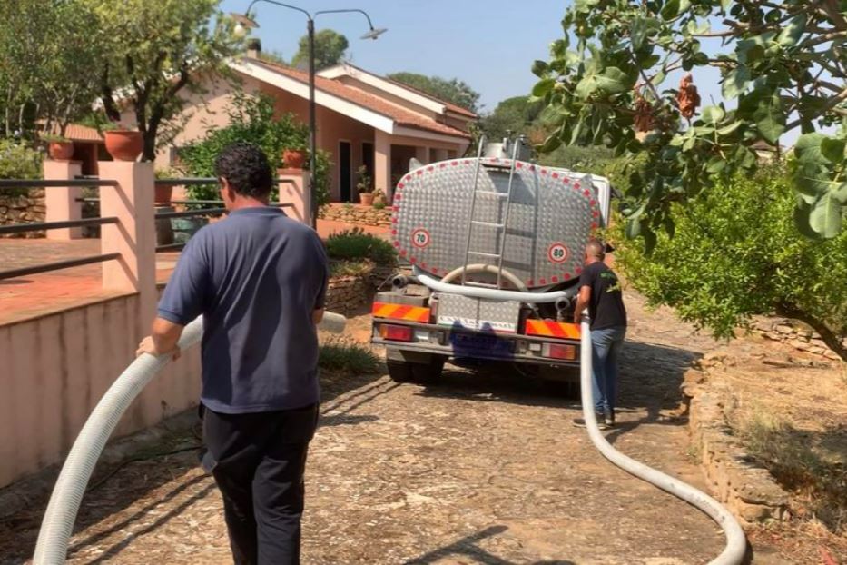 Autobotti in Sicilia per rifornire d'acqua le aree più a rischio