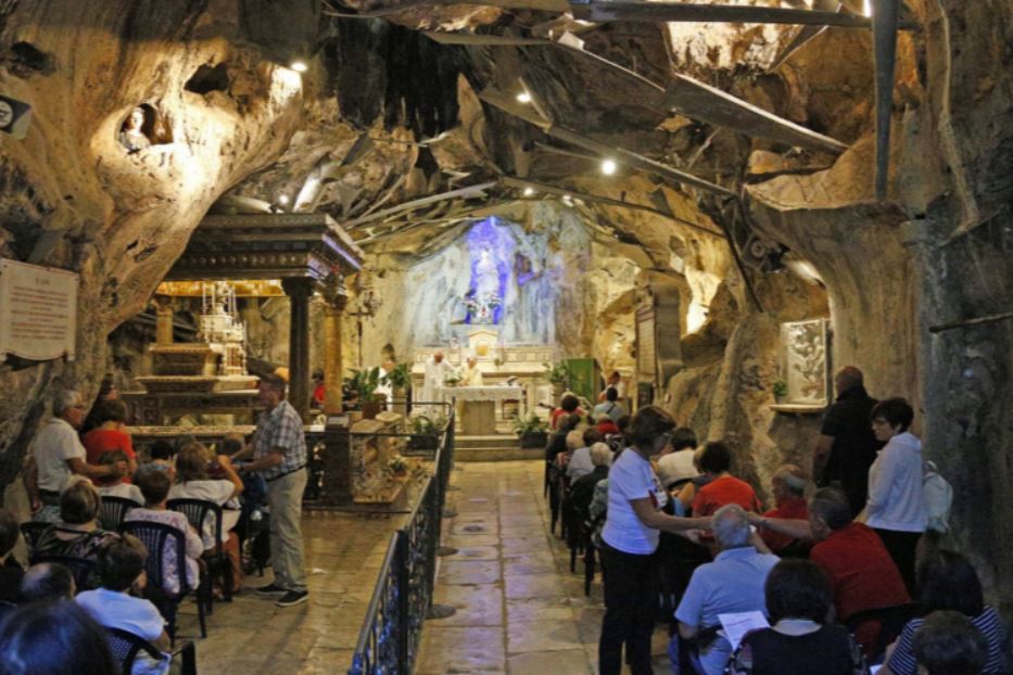 Fedeli nella grotta in cui visse santa Rosalia