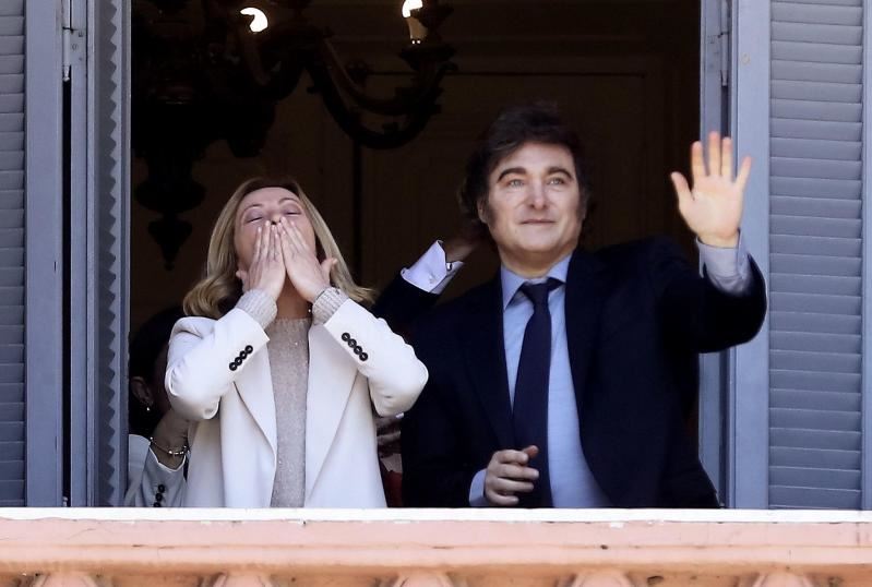 La presidente del Consiglio, Giorgia Meloni, al fianco del presidente argentino, Javier Milei, si affaccia e lancia baci dal balcone della Casa Rosada, reso celebre da Evita Peron