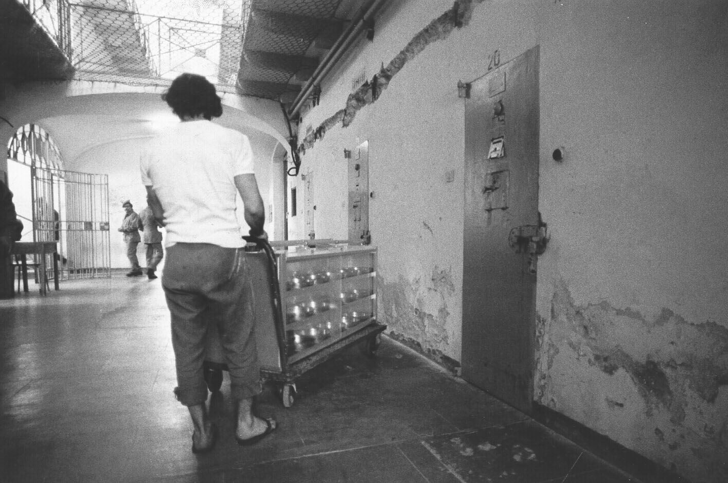 La distribuzione dei pasti in un corridoio del carcere di Cagliari