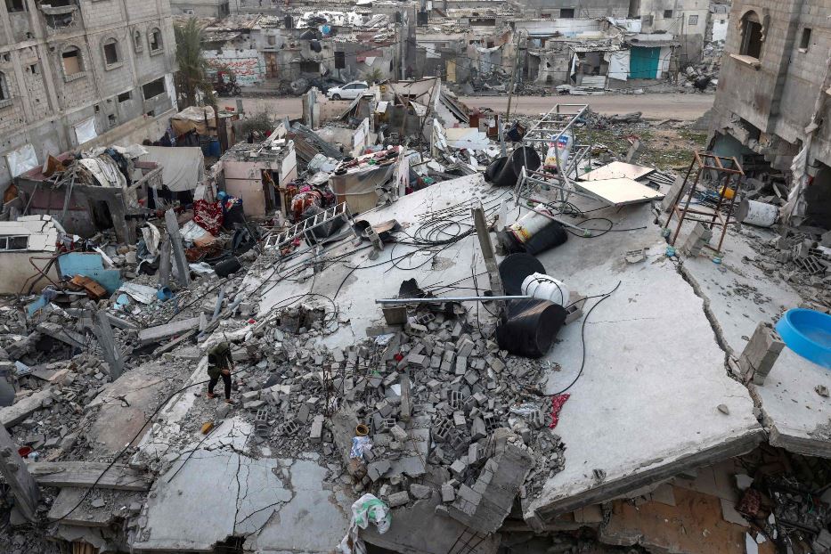 Immagini di devastazioni a seguito di un blitz aereo nella strisca di Gaza