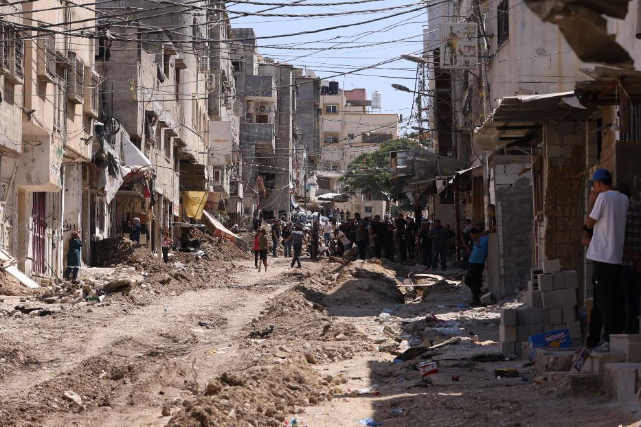 Palestinesi in strada a Tulkarem vicino al punto dov'è avvenuto un raid israeliano