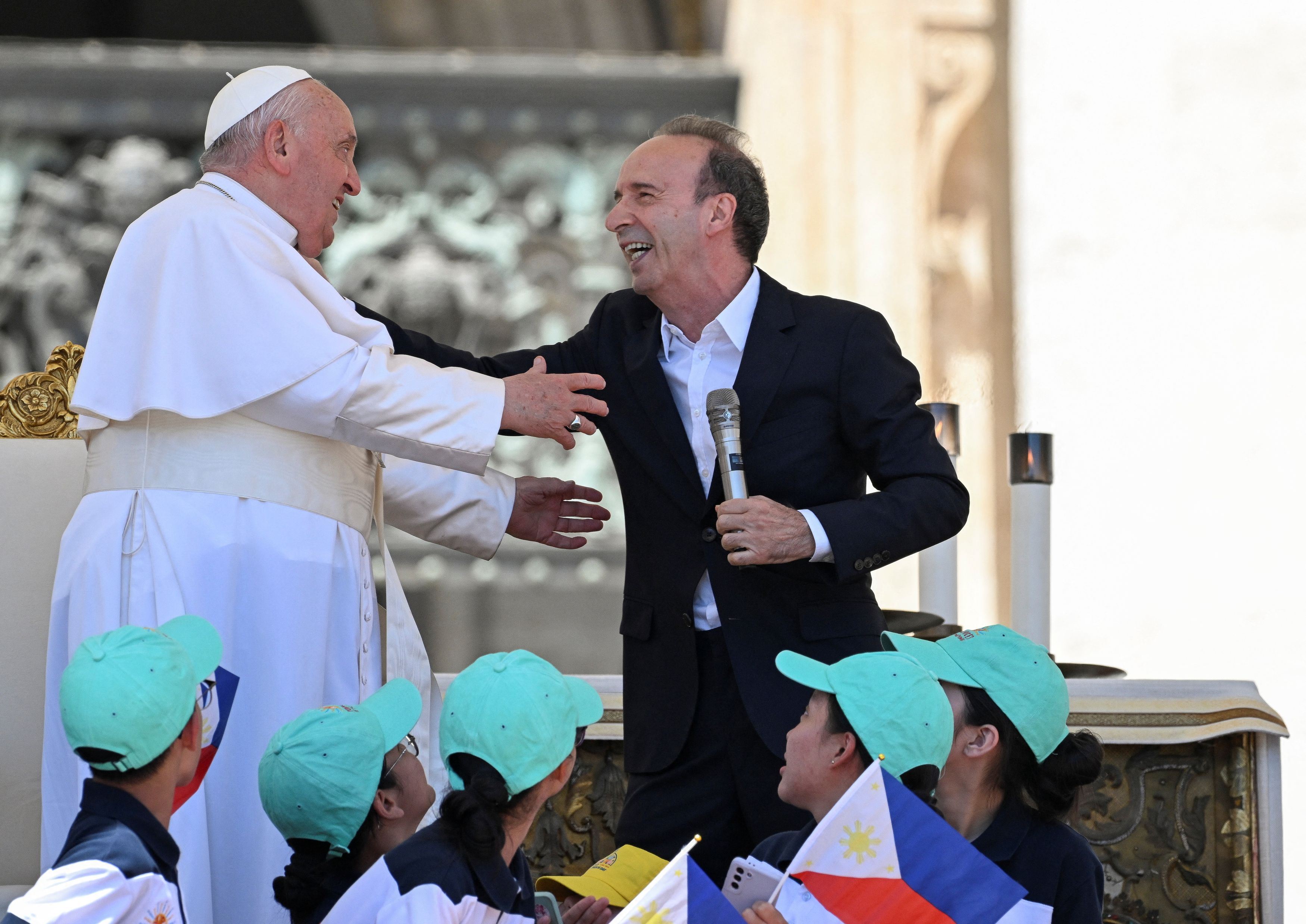 Roberto Benigni abbraccia il Papa