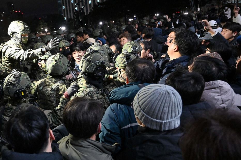 Le proteste davanti al Parlamento di Seul