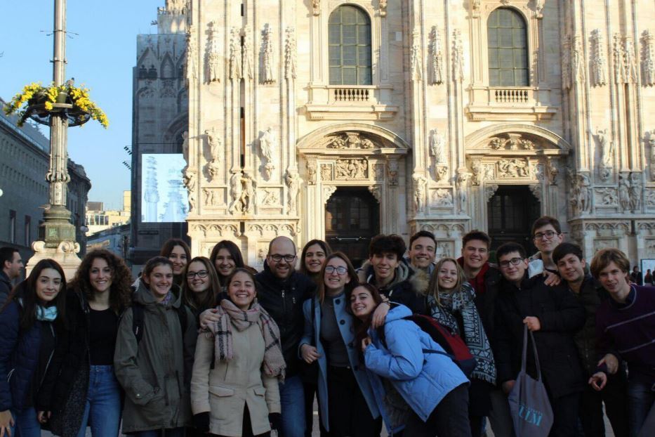 Don Federico Pichetto con i suoi studenti