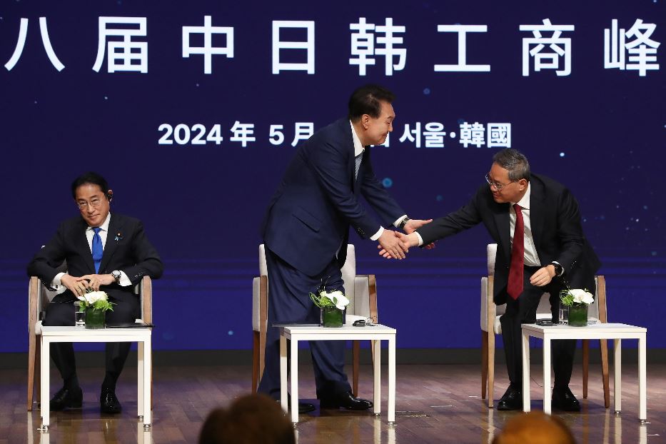 Sa sinistra verso destra, il premier giapponese Fumio Kishida, il presidente sudcoreano Yoon Suk-yeol e il premier cinese Li Qiang