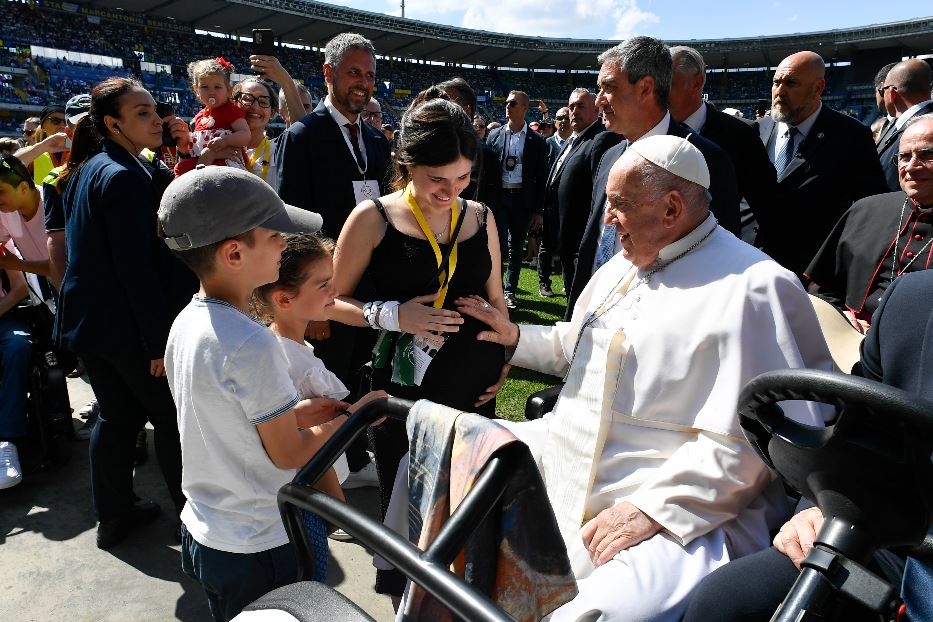 Papa Francesco con alcuni bambini e i loro genitori
