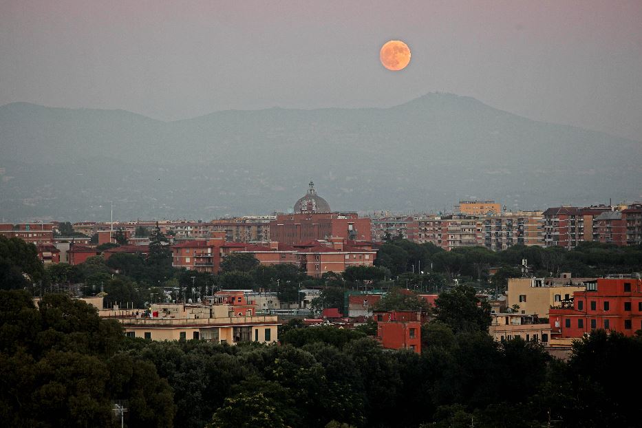 Il Papa ai preti di Roma: dobbiamo dare un tetto a chi ha bisogno