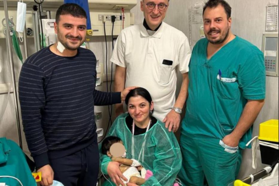 La bimba operata con i genitori e i sanitari delle Molinette di Torino