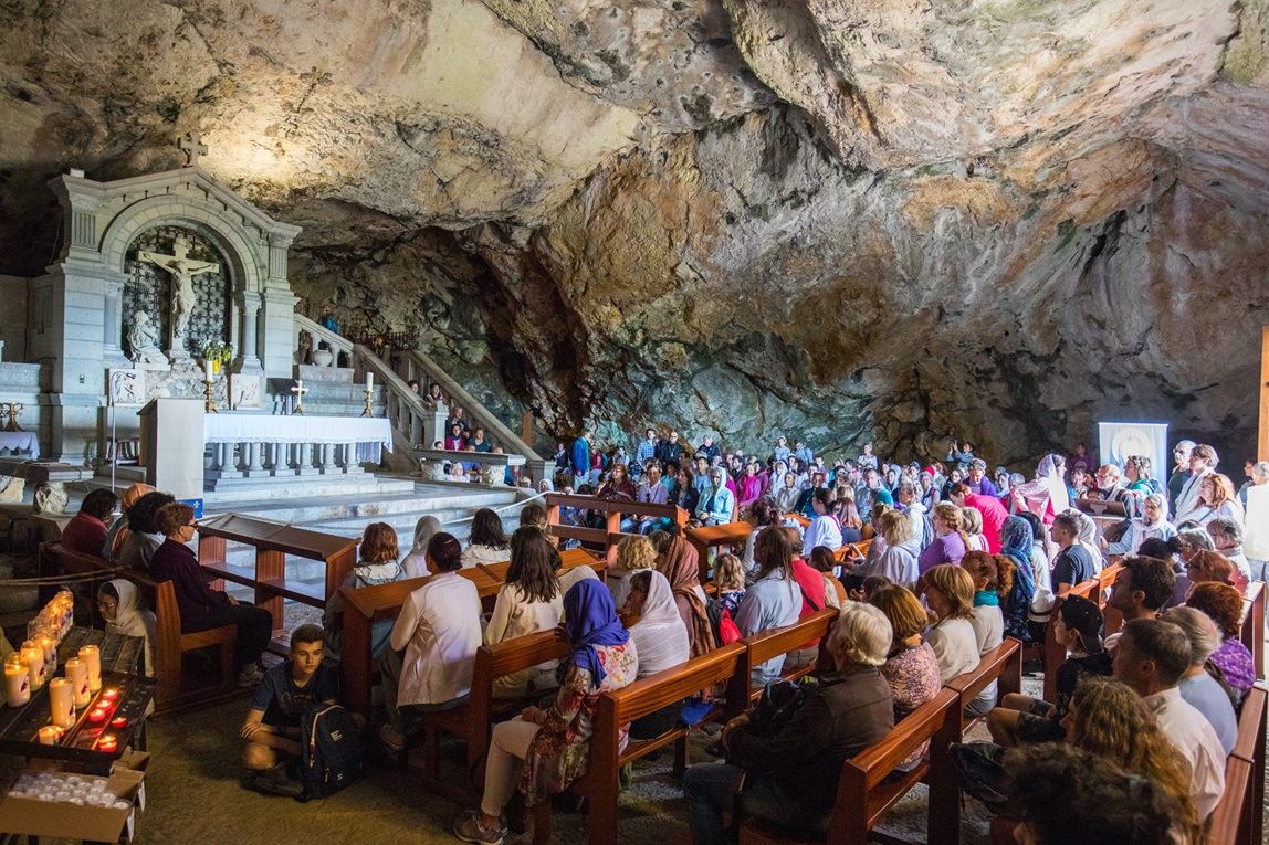 Pellegrini in preghiera nella grotta di Maria Maddalena - © Stefano Tiozzo