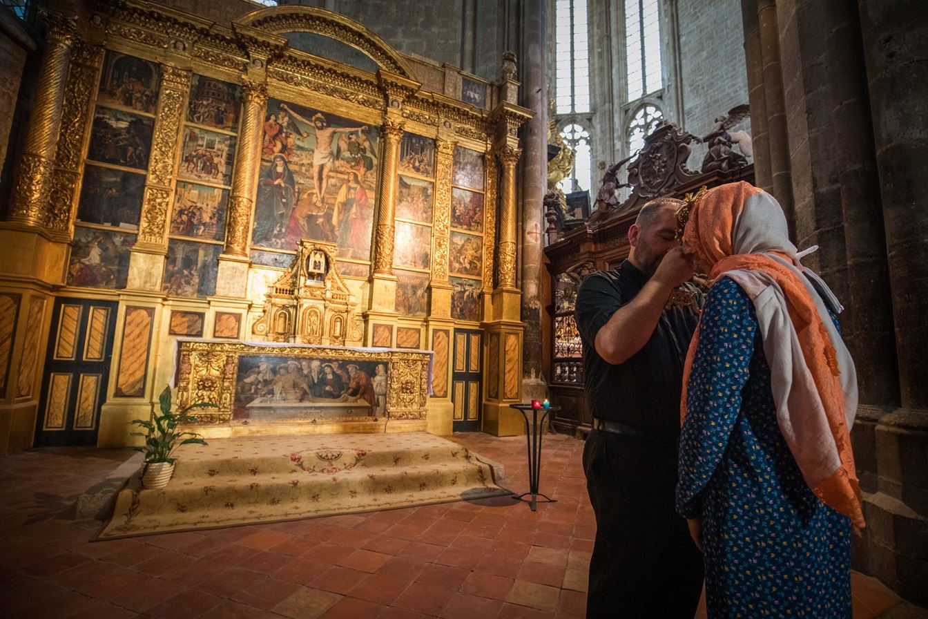 Un sacerdote benedice un pellegrino con le reliquie di Maria Maddalena - © Stefano Tiozzo