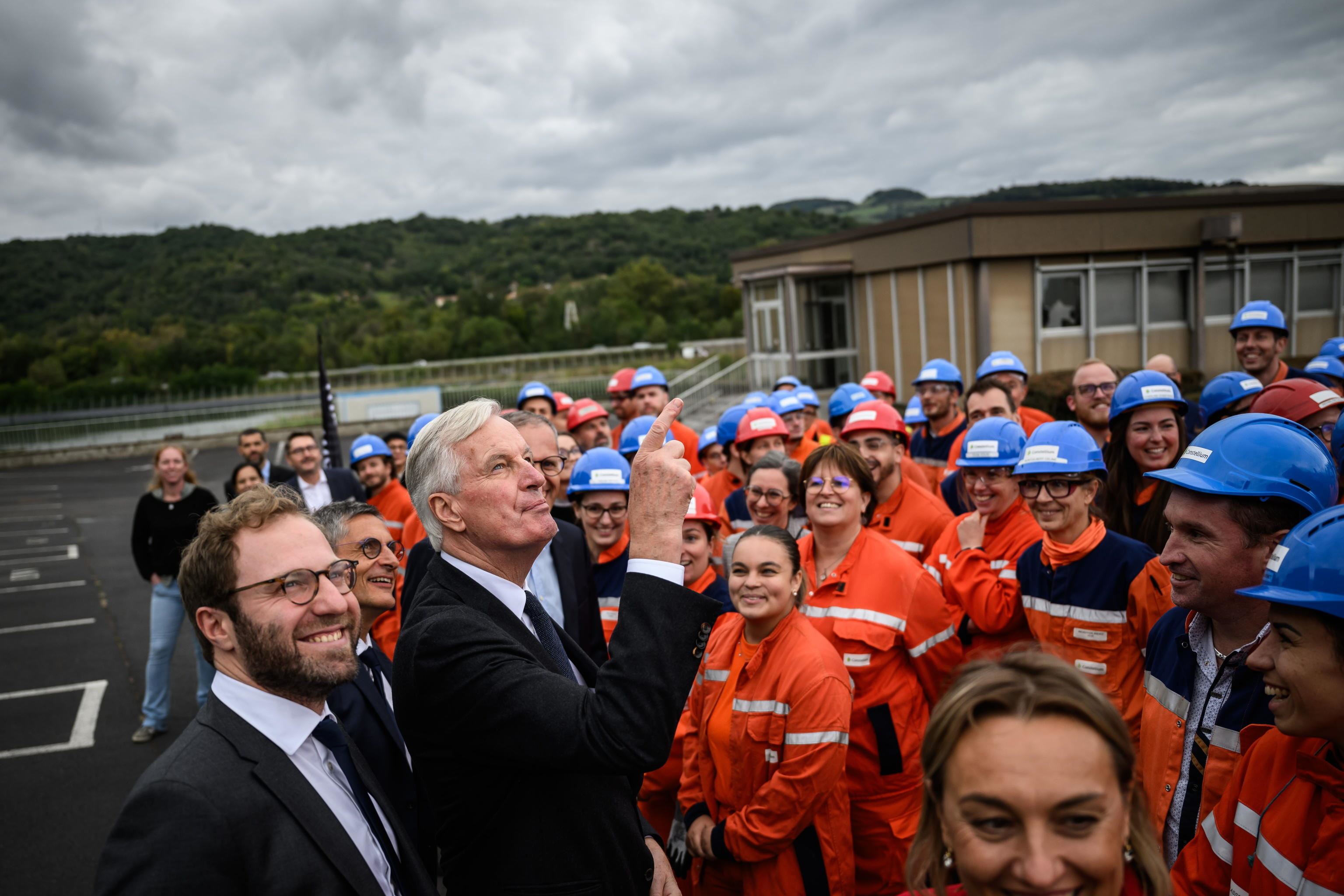 Il ministro Armand e il primo ministro Barnier in visita a una fabbrica