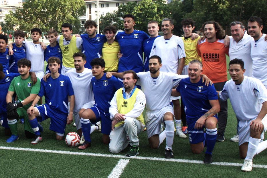 Le formazioni dell'Excelsior di Bolzano e del Bressanone unite dopo la gara di domenica scorsa finita 6-1 per i padroni di casa bolzanini