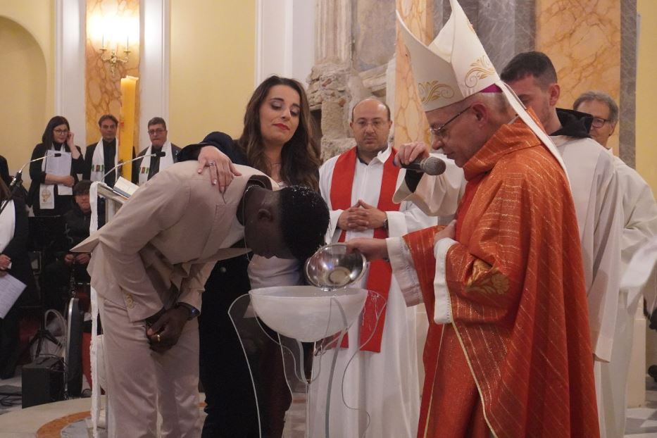 Il nigeriano Joseph David mentre riceve i Sacramenti di iniziazione cristiana impartiti dall'arcivescovo di Sorrento-Castellamare di Stabia Francesco Alfano