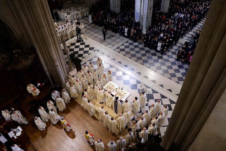 La celebrazione della prima Eucaristia a Notre-Dame per la riapertura al culto della cattedrale