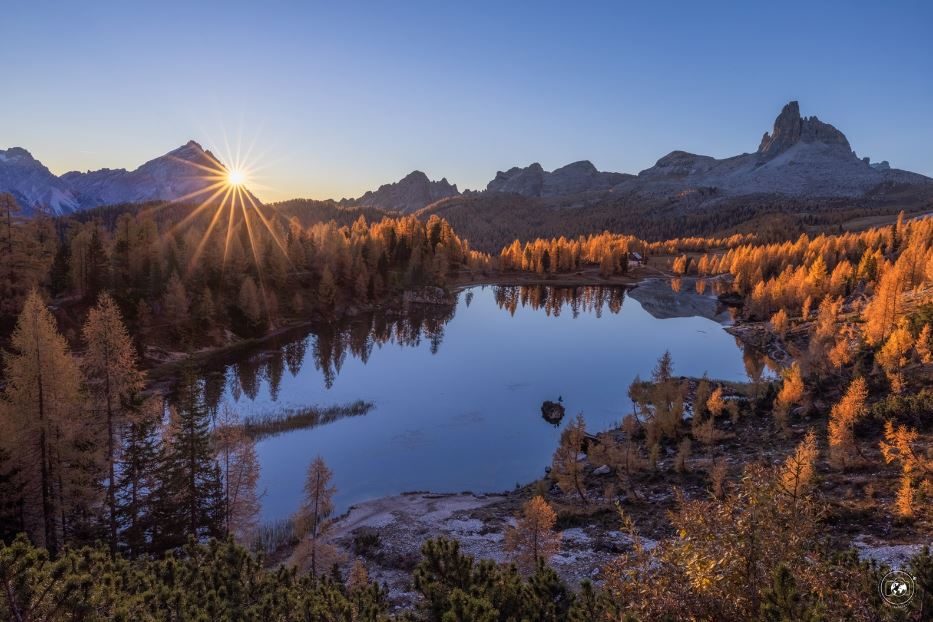 Dolomiti, il sole sorge sul Lago Federa - © Stefano Tiozzo