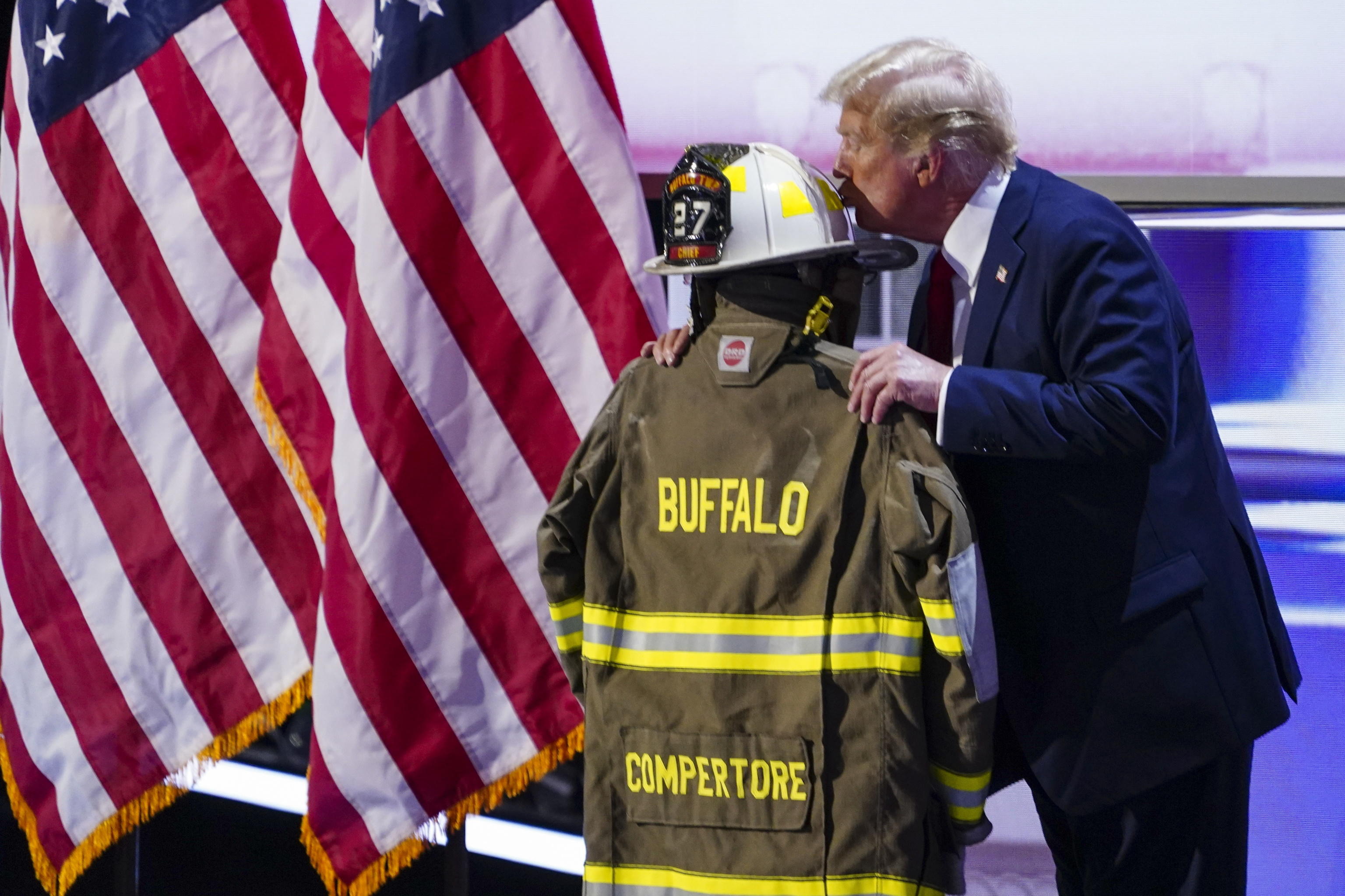 Trump rende omaggio a Corey Comperatore, il pompiere 50enne rimasto ucciso nell'attentato al candidato presidenziale - ANSA