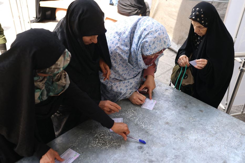 Alcune donne al voto, ieri, in un seggio di Teheran