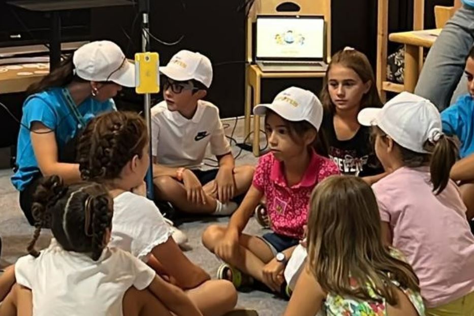 Un gruppo di bambini partecipa ai Laboratori di Popotus