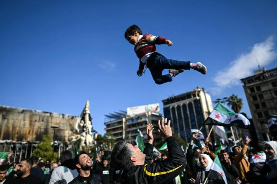 L'esultanza della folla di Aleppo nel primo venerdì di festa dopo la fine del regime di Assad