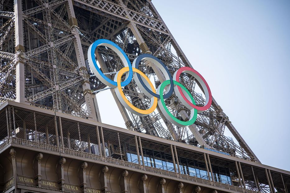 La Tour Eiffel col simbolo dei Giochi olimpici