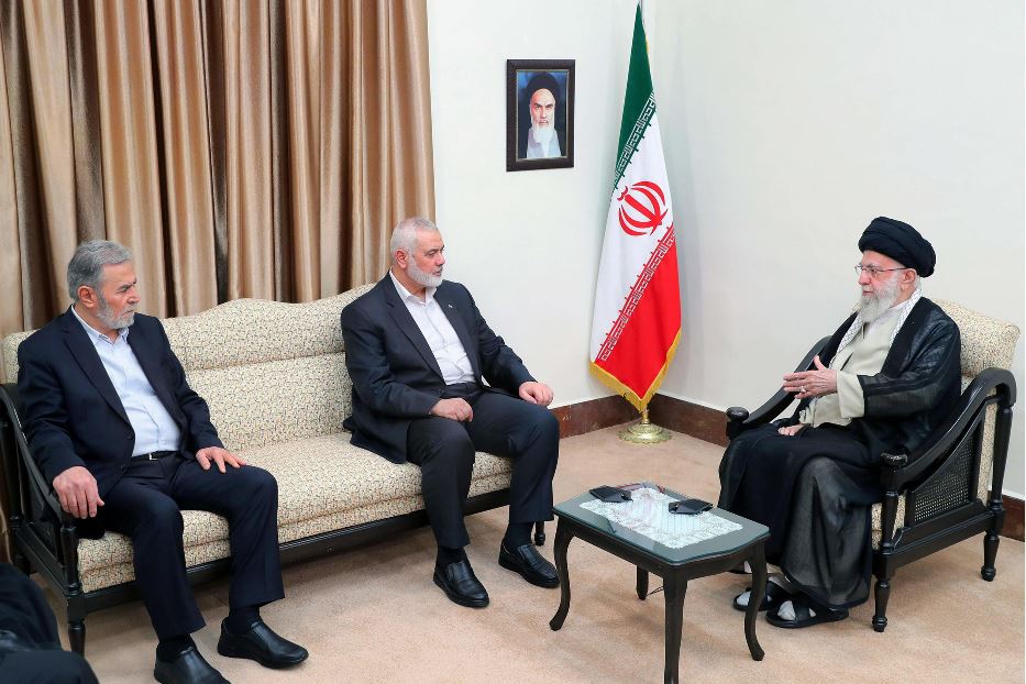 Il leader del movimento palestinese Hamas, Ismail Haniyeh, durante un incontro con la Guida Suprema iraniana Ali Khamenei