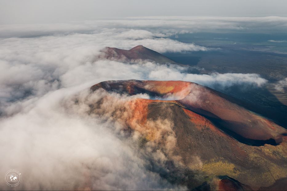 Kamchatka, coni vulcanici emergono dalla nebbia del mattino - © Stefano Tiozzo