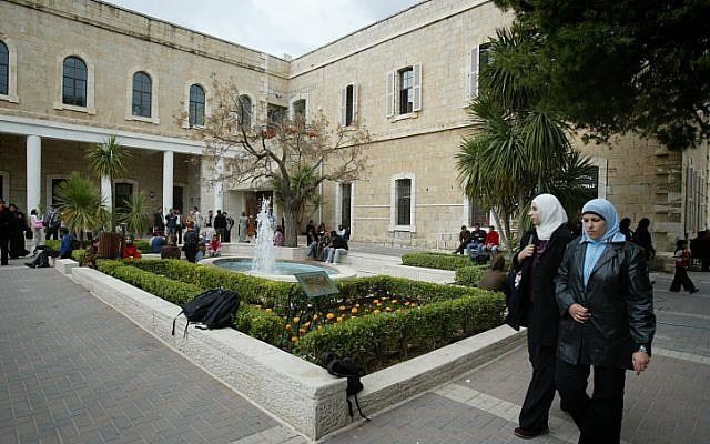 Studenti palestinesi davanti all'ìngresso della Bethlehem university