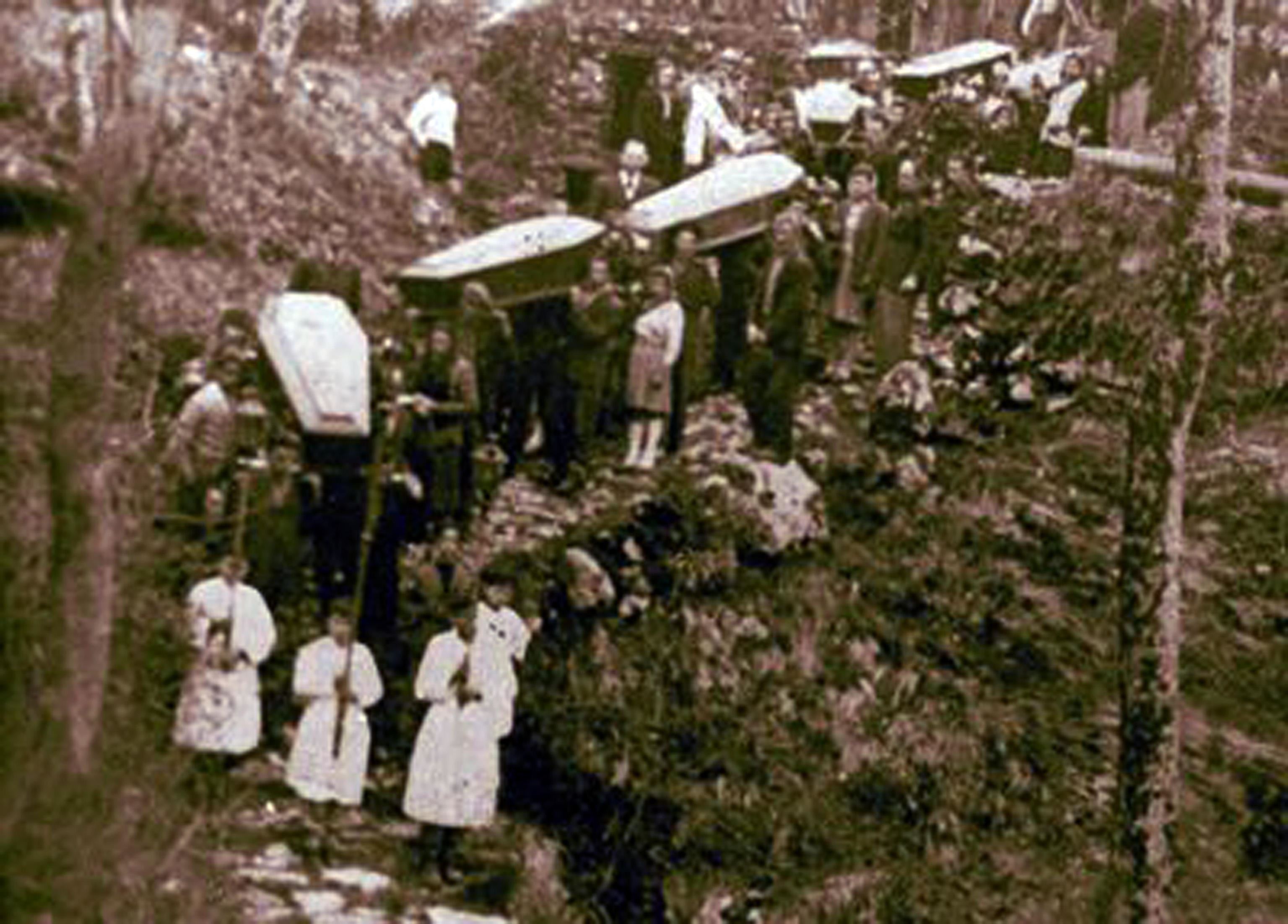 La traslazione delle salme delle vittime della strage nazista di Sant'Anna di Stazzema (agosto 1944)  verso il Monumento Ossario, avvenuta nella primavera del 1948