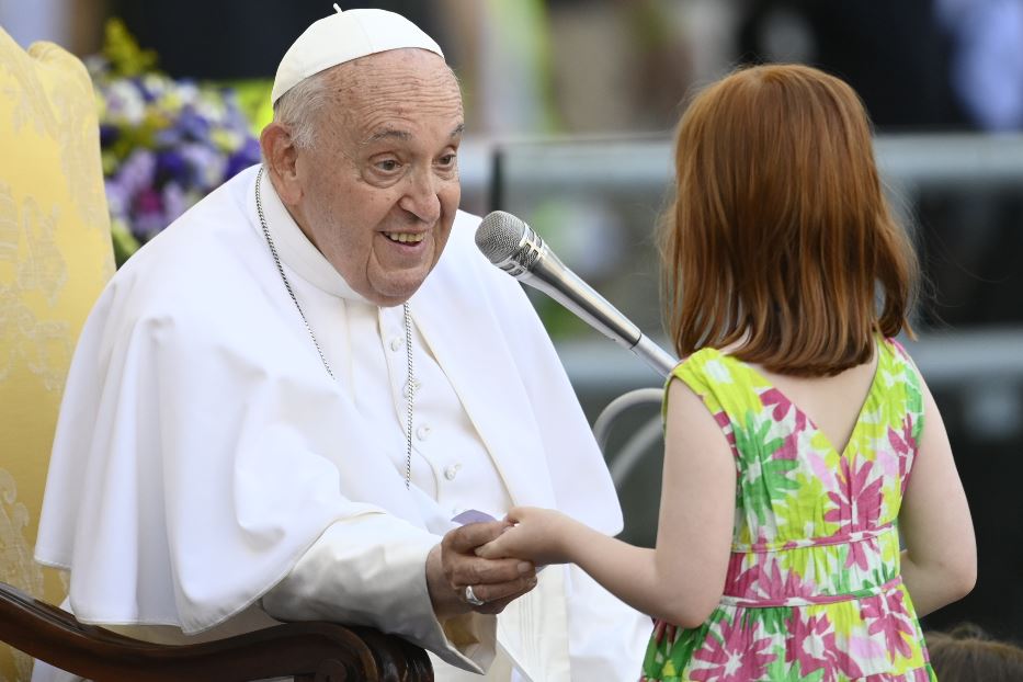 Il Papa stringe la mano a una bimba