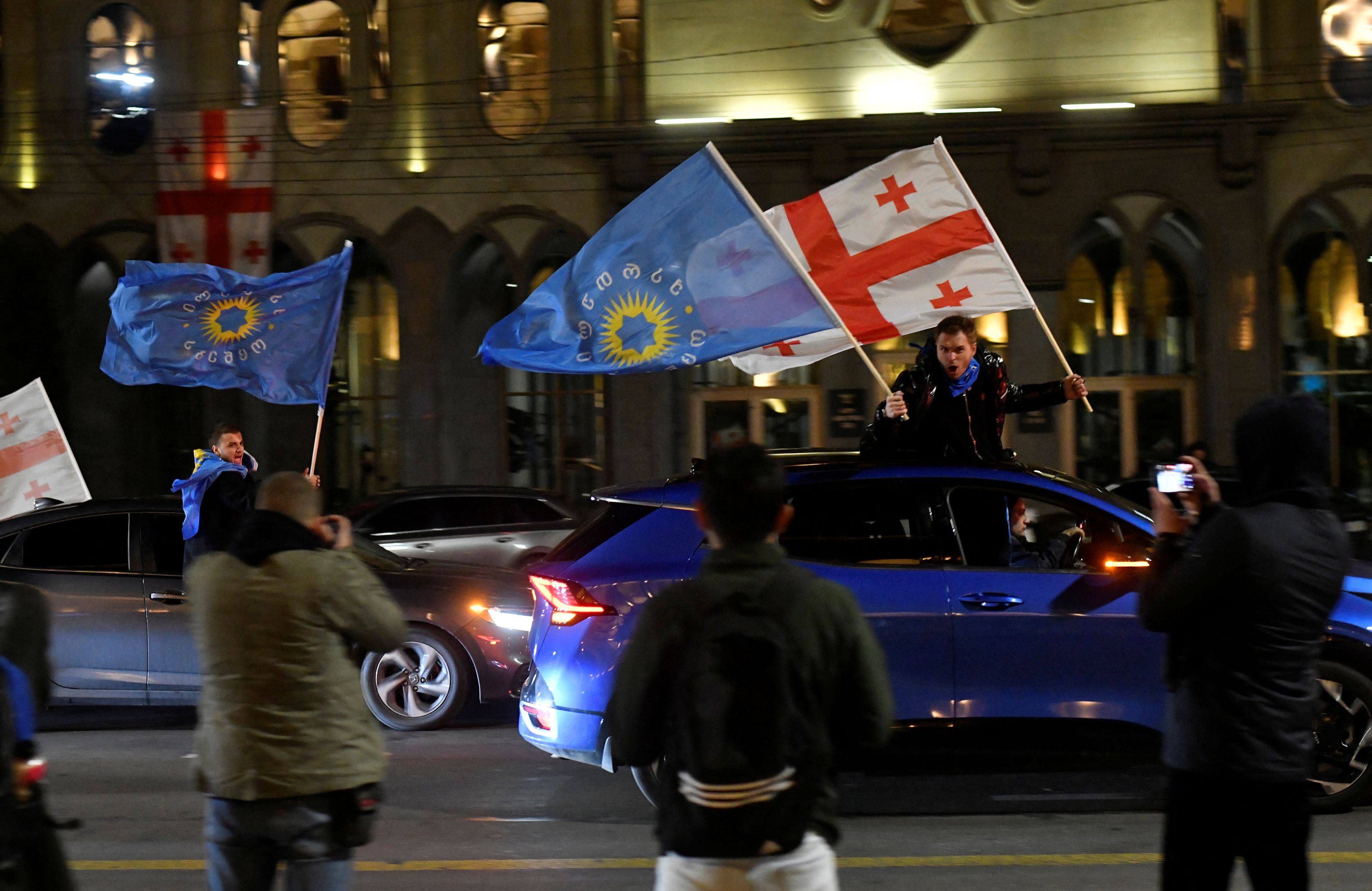 Sostenitori di Sogno Georgiano festeggiano i risultati elettorale nel centro di Tblisi