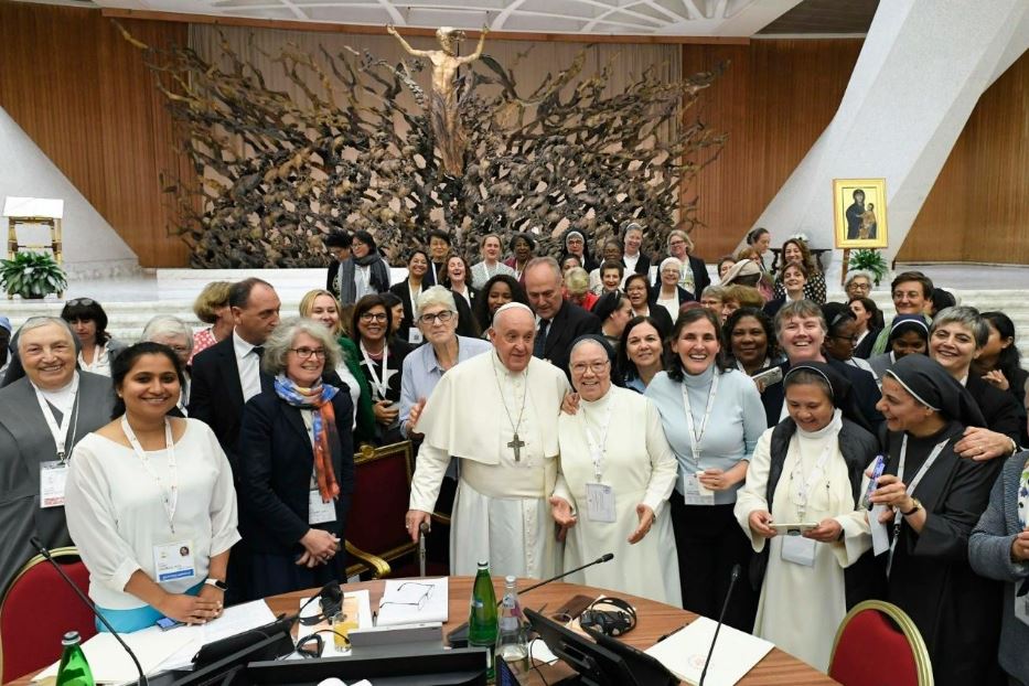 Il Papa con alcune donne partecipanti all'Assemblea Sinodale (5 novembre 2023)