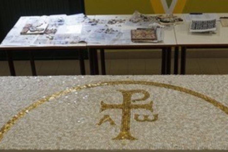 I mosaici dei detenuti sull'altare di papa Francesco