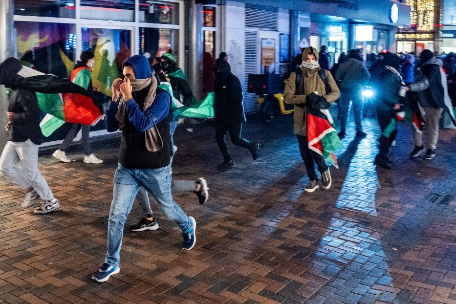 Tifosi israeliani attaccati ad Amsterdam. Netanyahu manda due aerei di soccorso