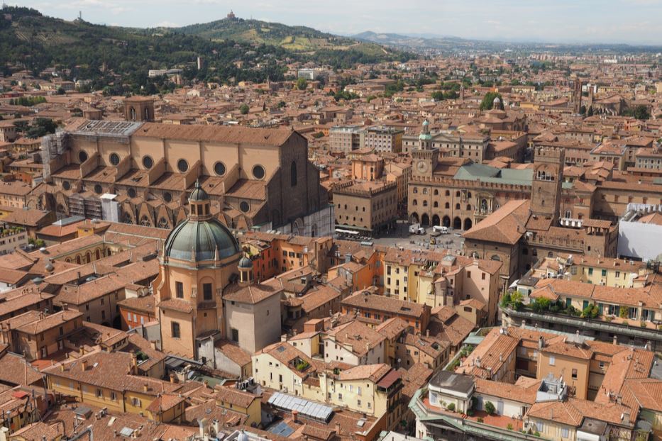 Una panoramica di Bologna, con piazza Maggiore e la Basilica di San Petronio