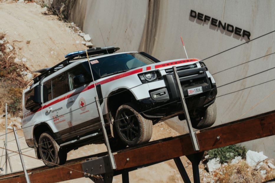 La land Rover Defender 130 Outbound allestita per Croce Rossa