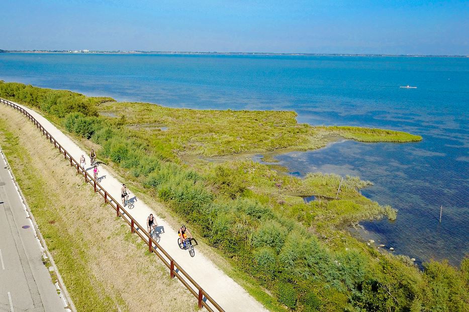 Pedalando tra gli antichi Casoni e un relitto affondato