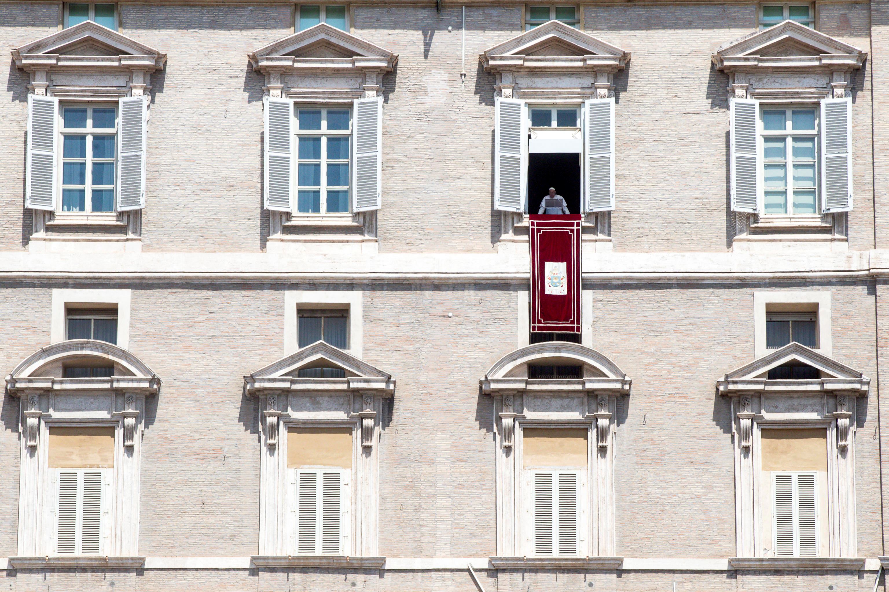 Il Papa recita l'Angelus dal Palazzo Apostolico, domenica 4 agosto