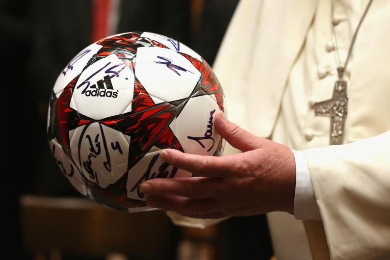 Il pallone in mano al Papa