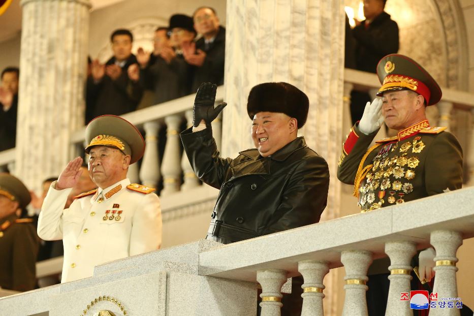 Il leader nordcoreano Kim Jong-un (al centro) osserva una parata militare a Pyongyang