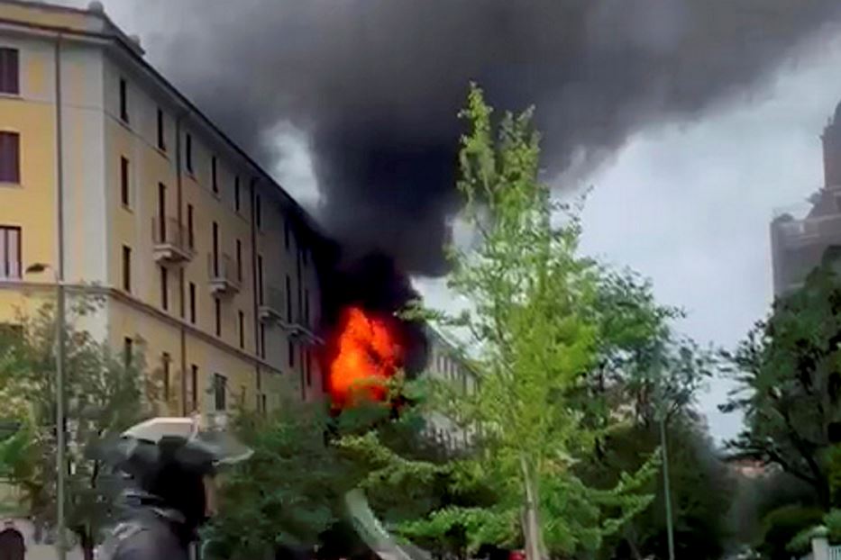 Le fiamme e il fumo del rogo che ha ucciso tre persone a Milano
