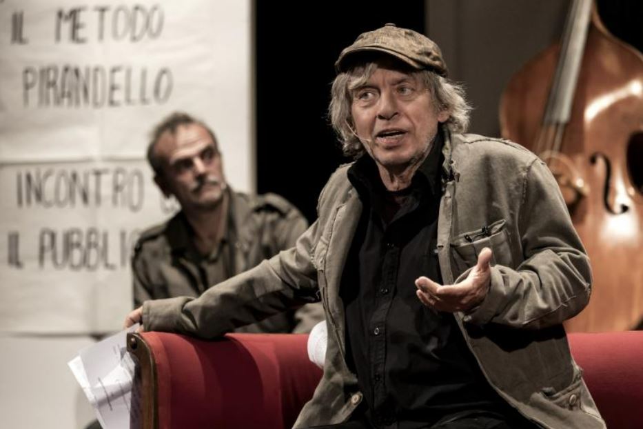 L’attore e autore Paolo Rossi in un momento dello spettacolo teatrale  “Da questa sera si recita a soggetto”